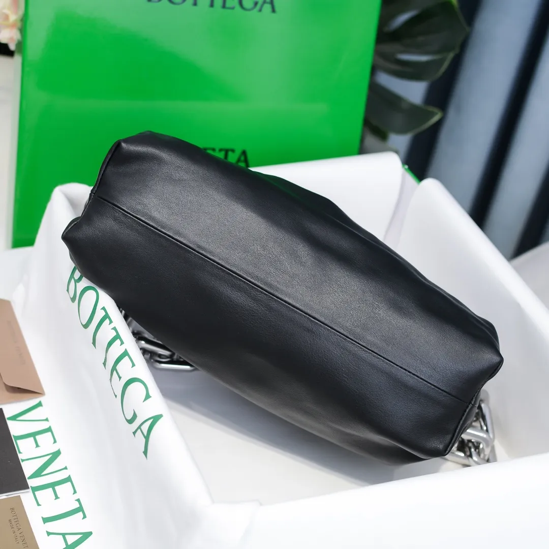 2020 new products will continue to upgrade the cloud bag to the вoттega veneтa chain cloud bag. It is still developed with imported original leather as standard. This hardware chain needs to be light on the upper body and can only be made of all-steel material. It is made of hollowed metal. You don’t have to worry about its weight. Major celebrity fashion bloggers have used it to attend fashion shows. Who can resist the charm of this large gold chain [smile] Style number: 6708# Size: 30*16*12